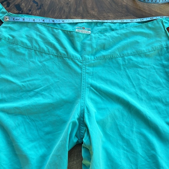 Vintage Lululemon crop pants, size 8. - Picture 9 of 16